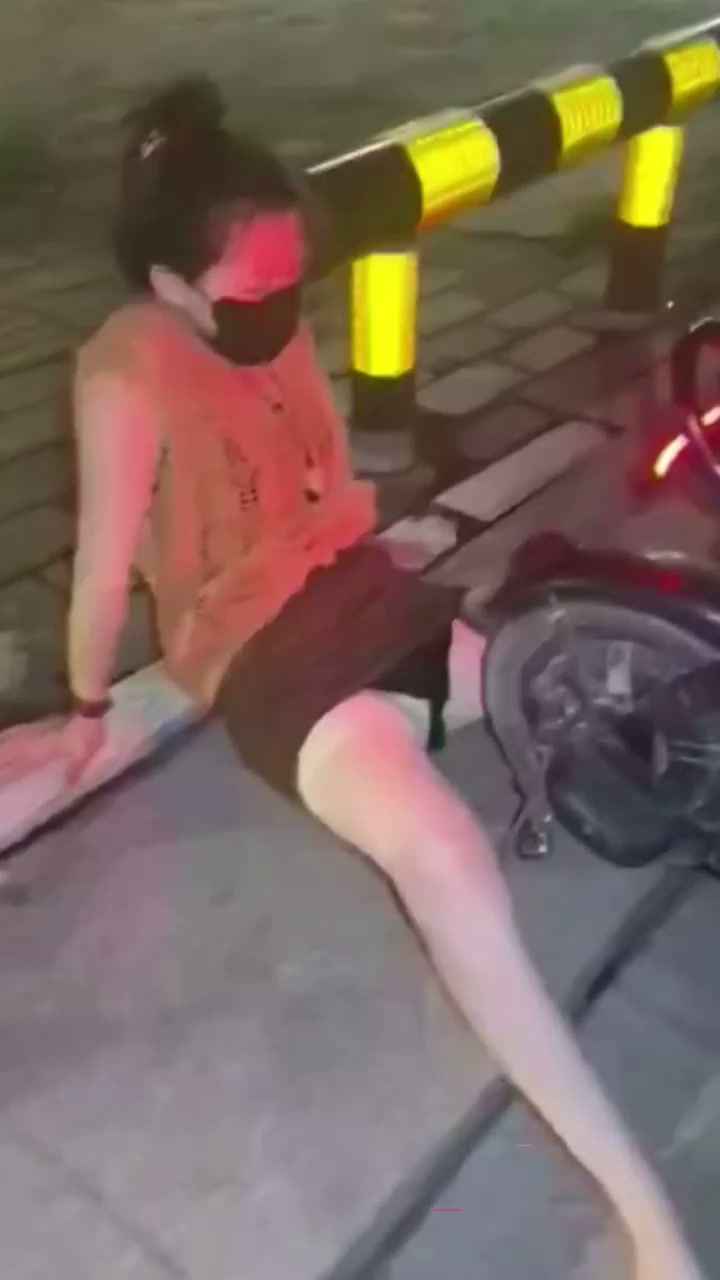 美艳少妇路边上演激情摸逼 电动车轮撕裂骚穴 淫叫发浪勾引路人驻足观看