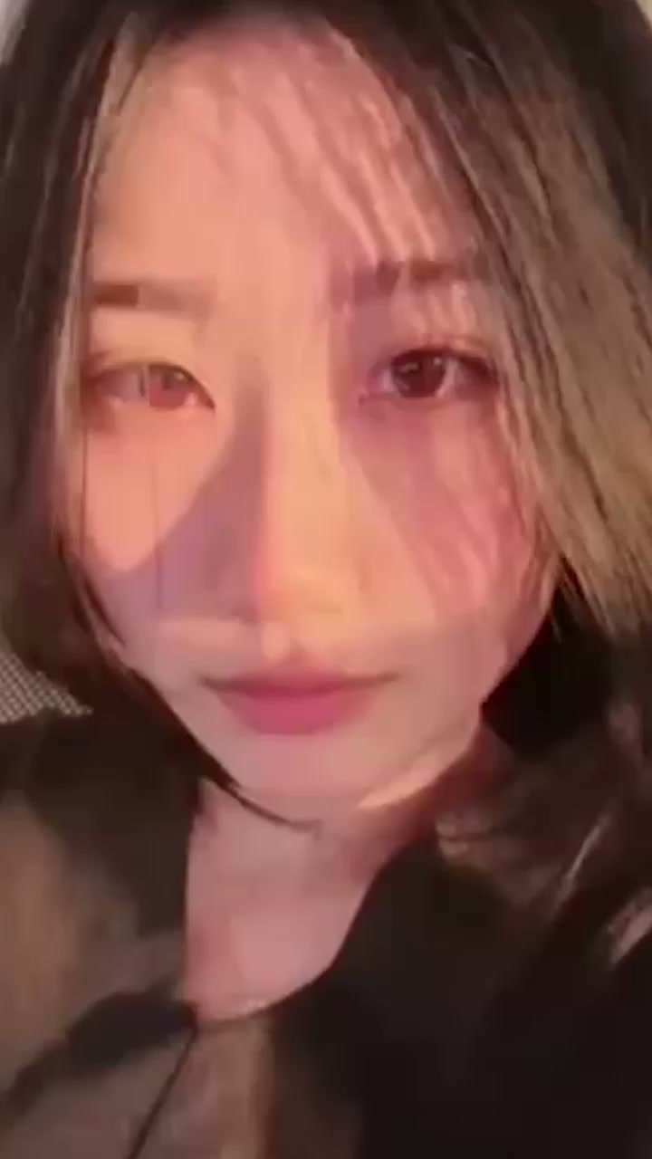 汉洲颜值女神 孙丽 大尺度自慰福利 傲人双乳深沟爆屏 纤指自慰撩爆欲火！
