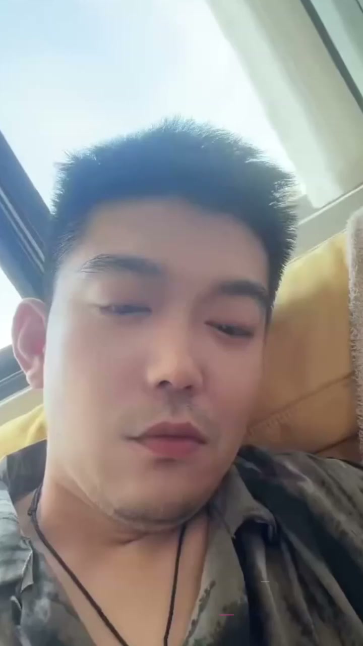 抖音博主 艮揪揪 网上曝光妻子出轨 头顶绿帽表现淡定 引发网友热议！