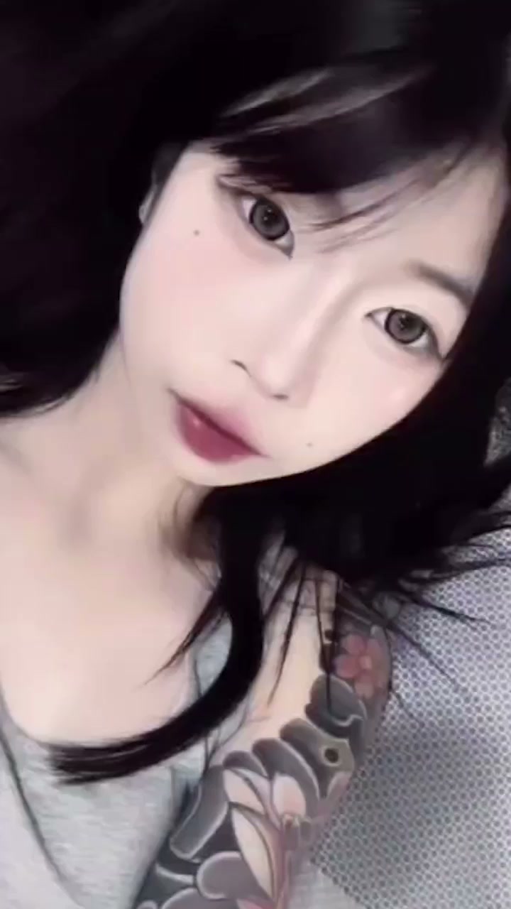 高颜值精神小妹 与男友私拍流出 绝美容颜花臂满身 露脸骑乘摇曳淫靡刺激！