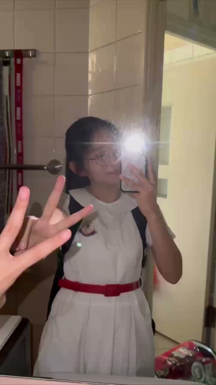 约炮大神曝光 极品00后嫩妹 穿着校服被大神无套猛操 年纪轻轻就被玩成肉便器