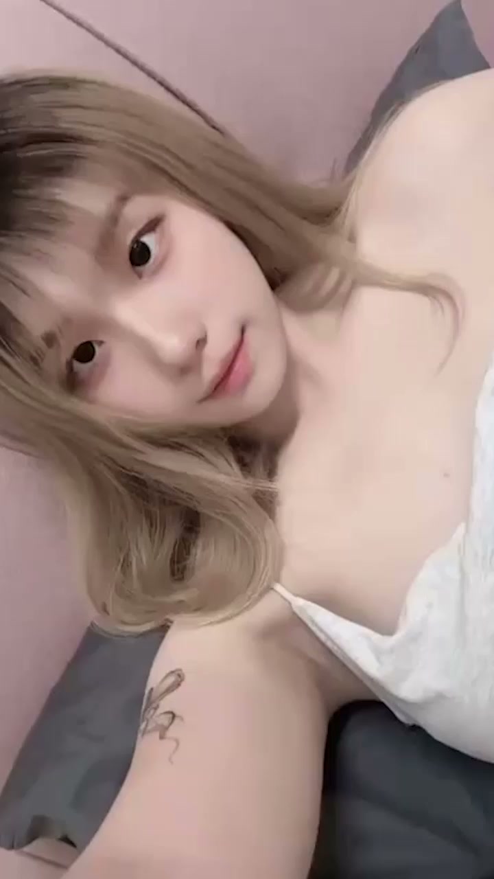 清纯女大 Jieeee 自慰私拍曝光 蹂躏美乳淫贱如狗 玉指轻挖雪鲍淫水四溢！