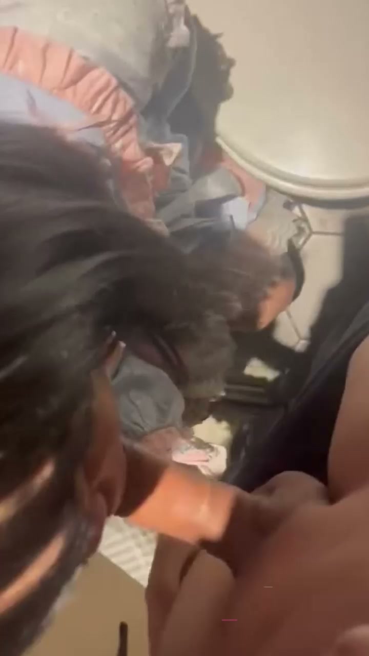 极品少女酒店服侍金主 跪床口交深喉吞吐 身穿制服对镜后入 骚到没边！