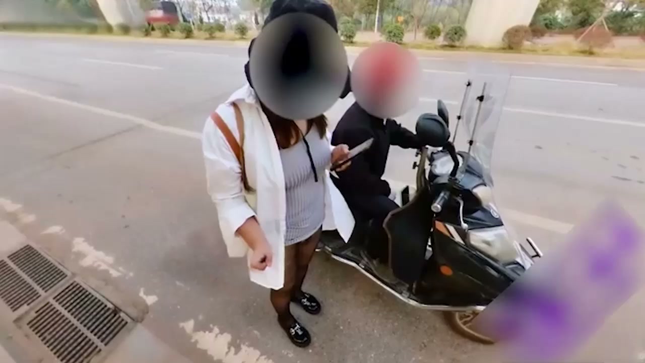 老公不在 骚妻户外勾引摩的老大爷 大爷老当益壮野地里猛干到腿软