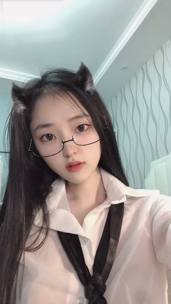 清纯福利姬 芋喵喵 自慰私拍 OL制服极其诱人 白虎穴骑乘阳具白浆直流！