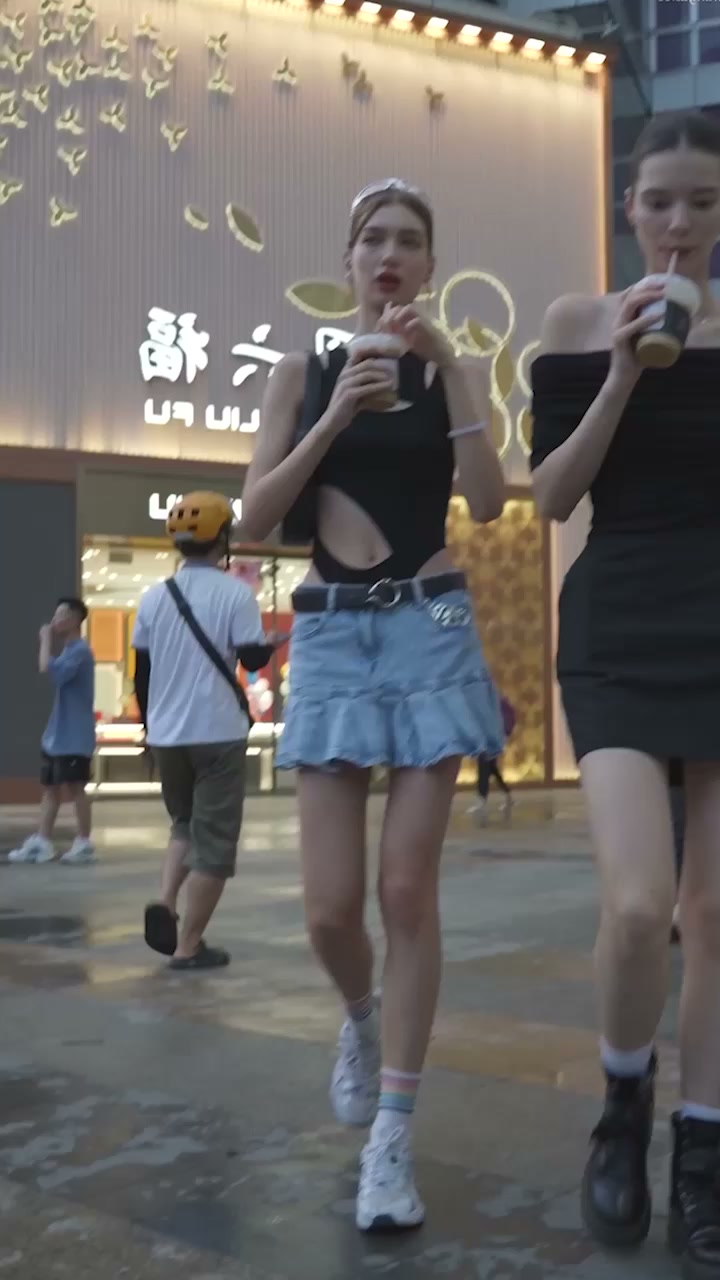 广东偷拍大神 抄底性感洋妞 丁字裤包裹精品翘臀 带瓜友们领略裙底春光！