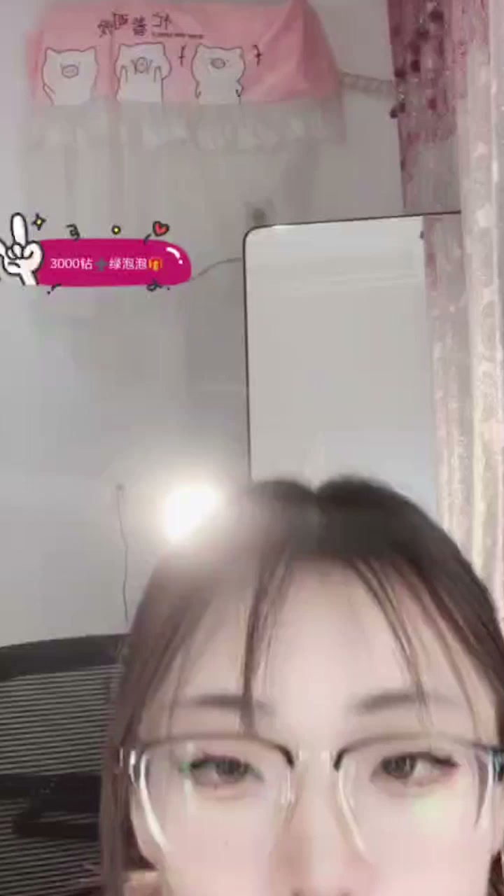 B站网红 灌注大白菜 舰长提督福利 扭腰摆臂狂舔话筒 淫骚身材直击心魂！