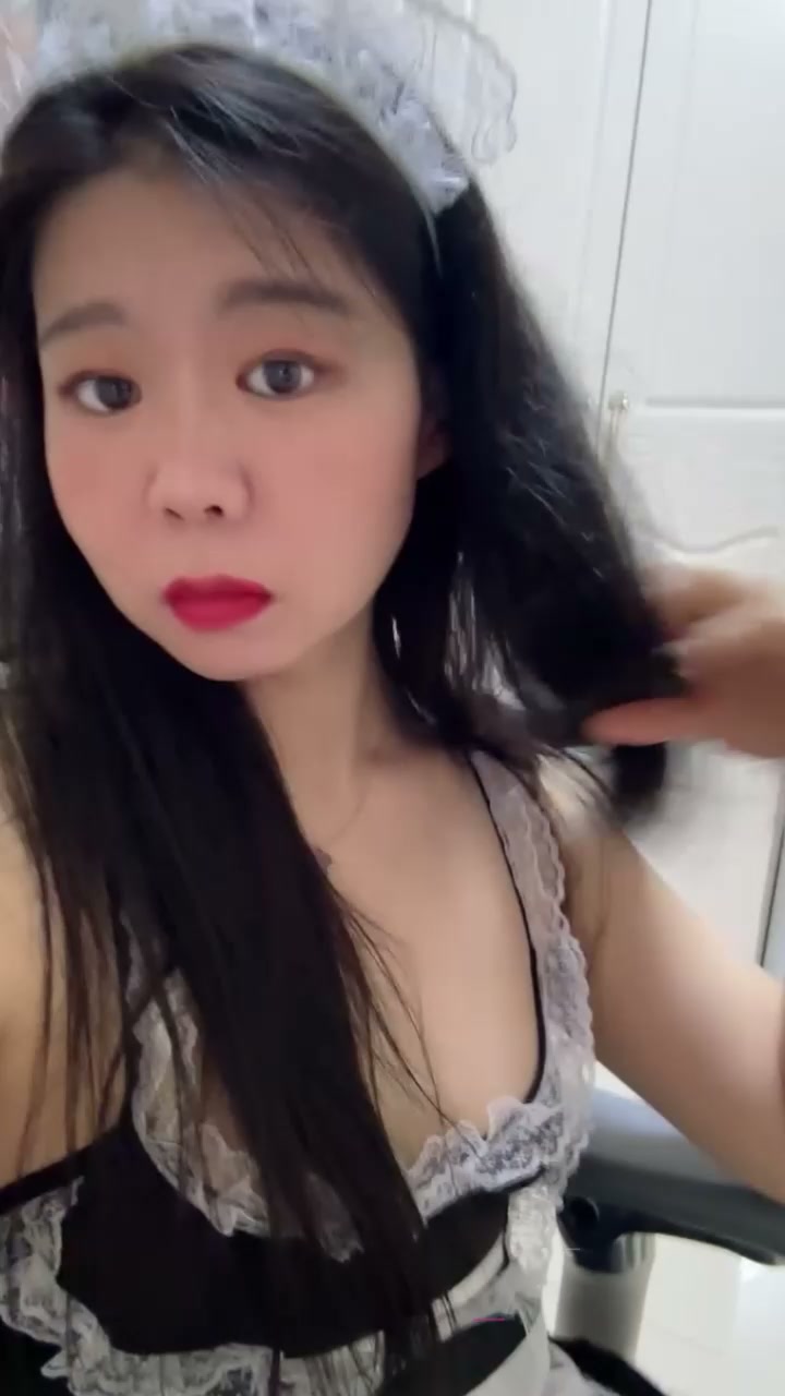 微胖少女酒店性爱自拍 身穿女仆制服自慰蜜穴 跪姿后入包裹感超强