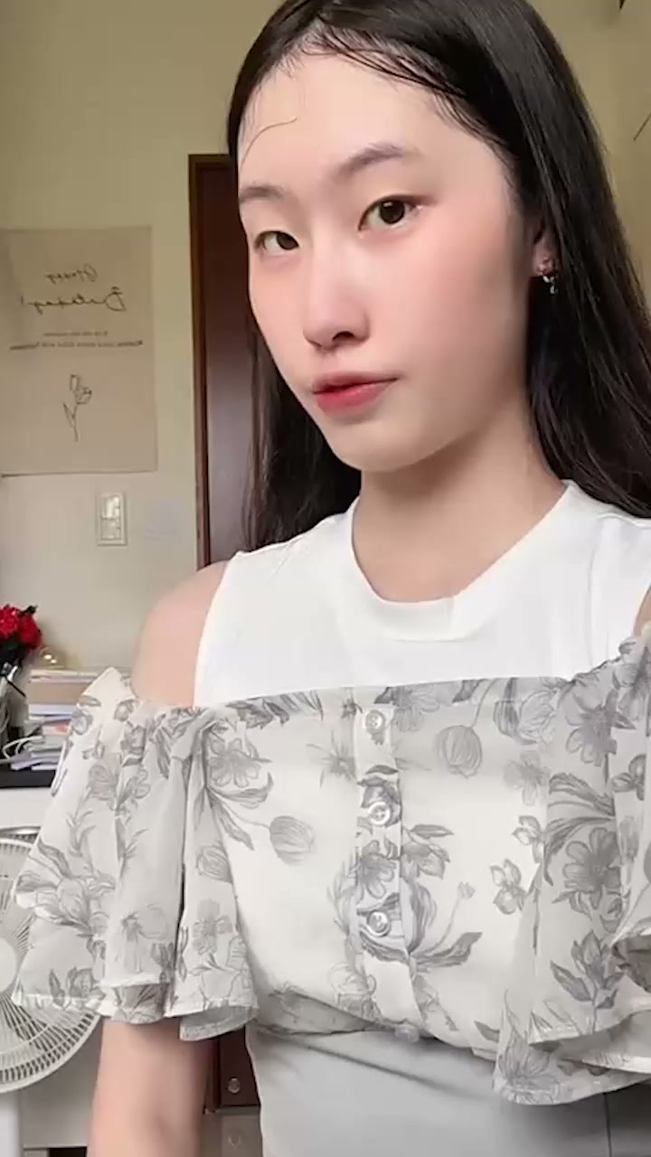 极品女大 Jenny 自拍裸体视频 后入翘臀极限挑逗 美乳乱晃想入非非！