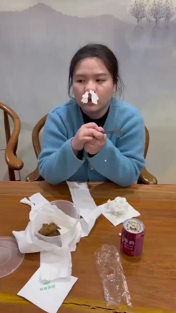 集美点男模没钱付账 竟当场吃屎抵账 重口吃播变态到极致太刺激！