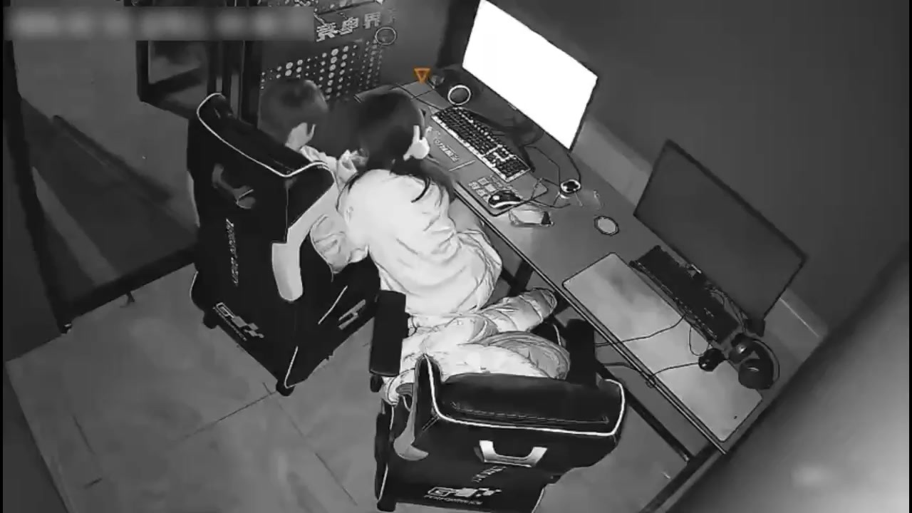 泰安网吧 情侣包房 啪啪被监控拍下 姿势繁多又舔又扣 小情侣把包房当炮房花样真多