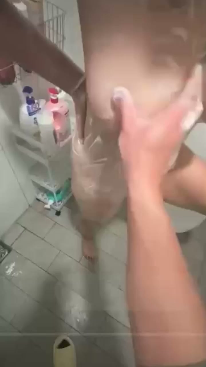 微胖巨乳学生妹与学长性爱自拍 口交深喉无套狂操 白嫩大奶玩到爽