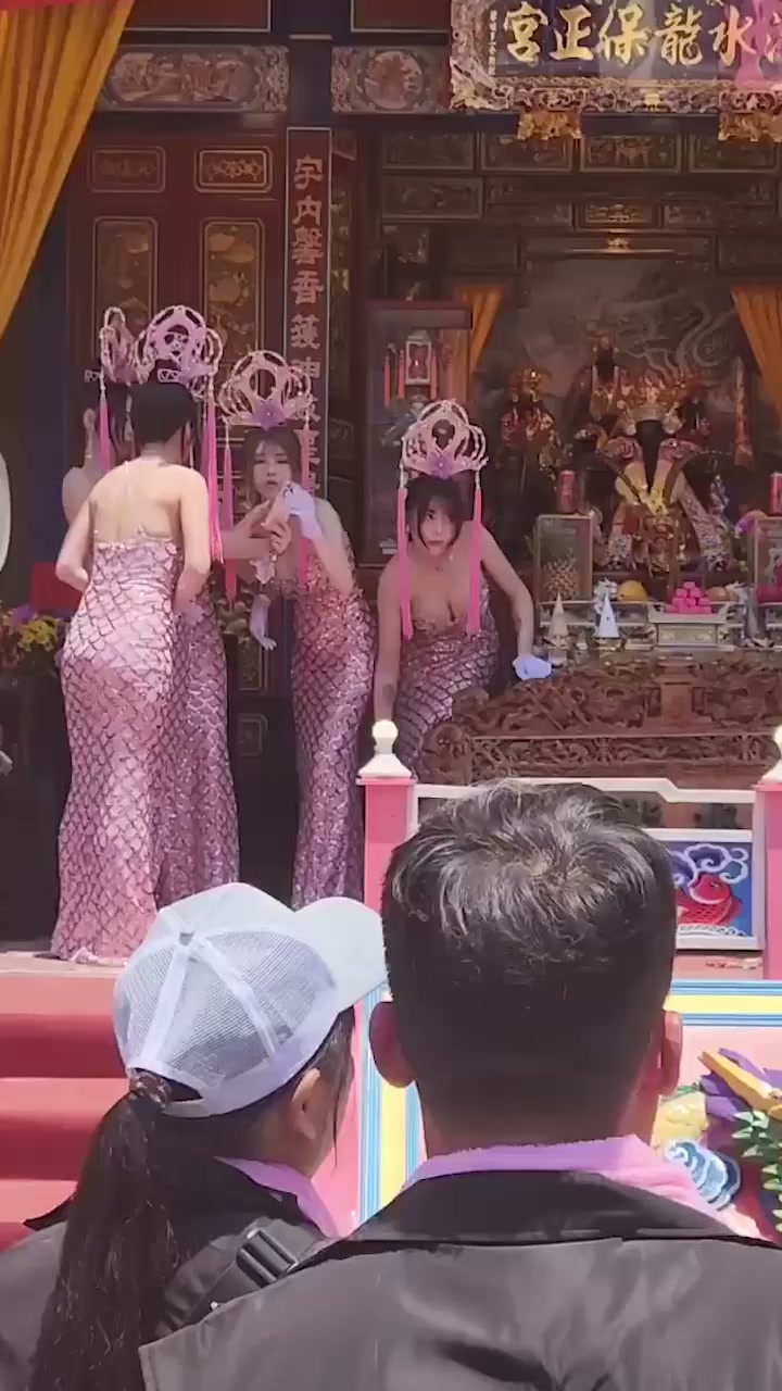 台湾庙会礼生福利大合集 低胸鱼鳞裙华丽头冠神前热舞 艺阁车比基尼直接拉满!1