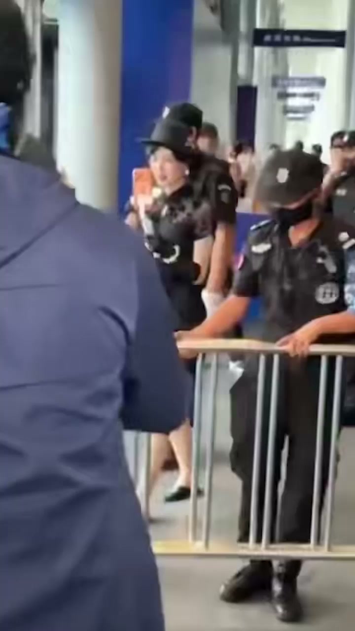 抖音网红车模 程儿 无锡车展现场遇刀袭 保安神速救场 疑似剧本引发热议！