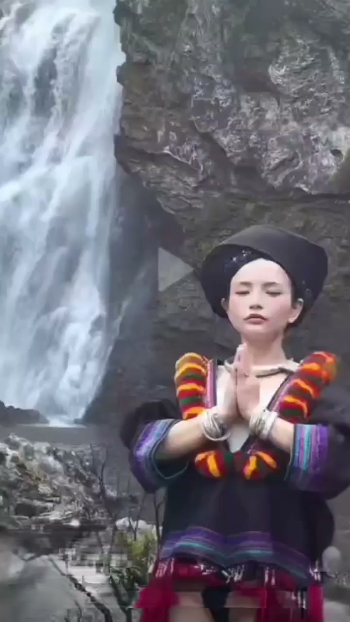 苗族瀑布女孩火爆全网 圣洁民族风撞上性感丁字裤 致命擦边诱惑出圈！
