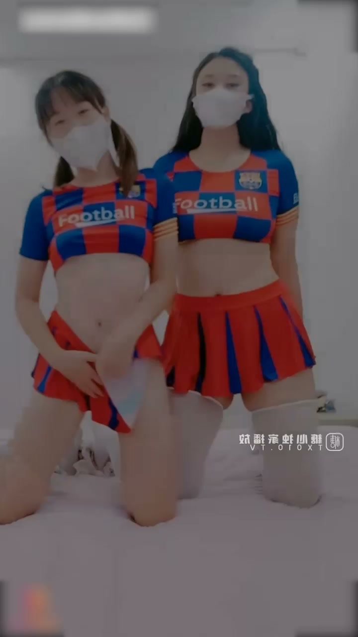 两个足球宝贝互玩骚逼 百合双人自慰上演极致缠绵 堪称最顶级的足球宝贝福利！