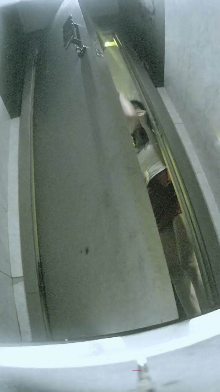 酒吧女厕所偷拍 多位辣妹撅臀放尿 粉嫩小穴近距离观赏