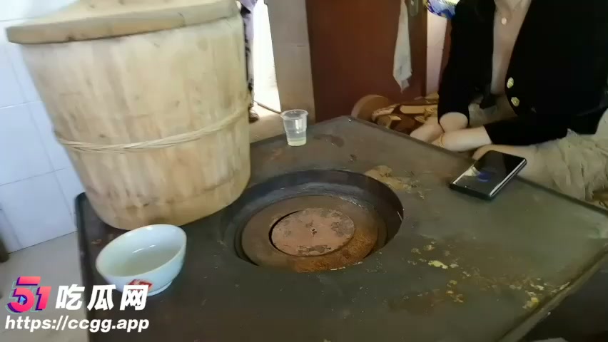 极品大奶淫妻 AAlife 全裸勾引寂寞老大爷 绿帽丈夫在旁鼓励大爷操逼！