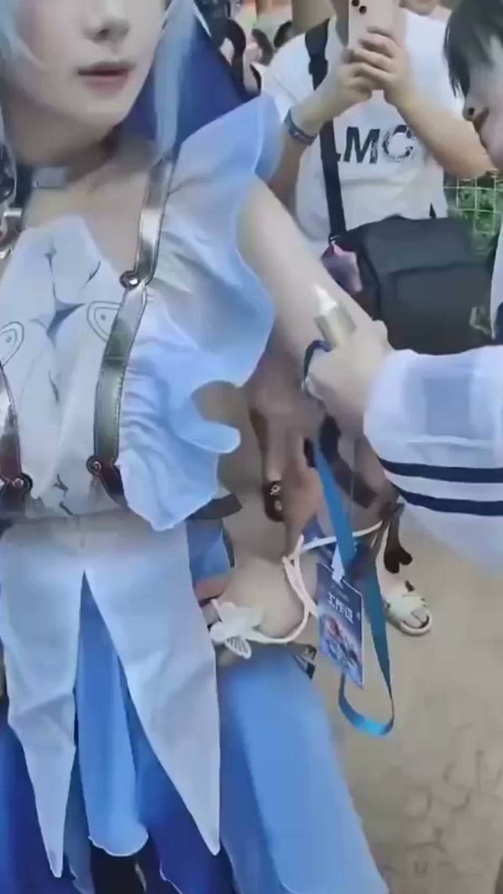 河北保定高考女生COS露奶考试 勾男生考场手淫得0分 女主现身道歉