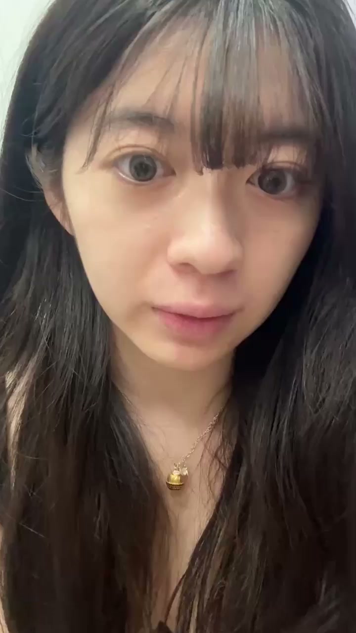 04年网红大学妹 被网络大神线上调教 自拍露奶展示身材视频遭发布全网！