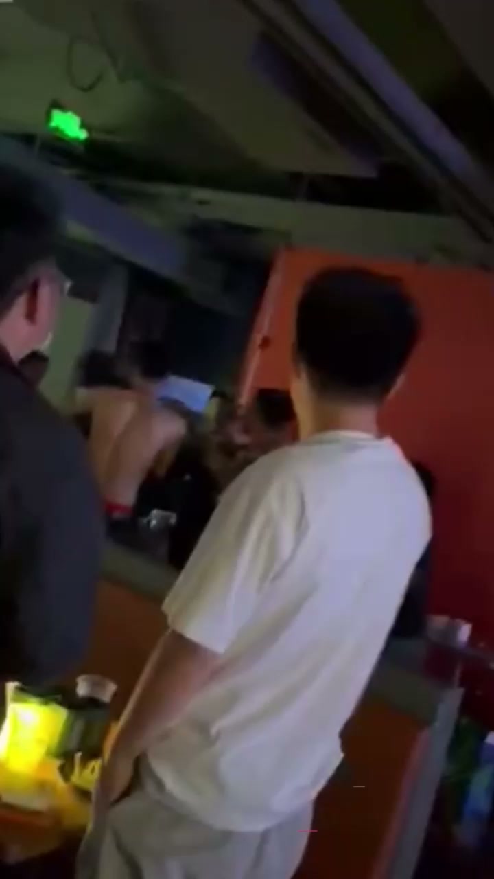 精神小伙深夜酒吧袭警 特警大队全员出动 现场视频流出 宛如当代古惑仔太狂了！