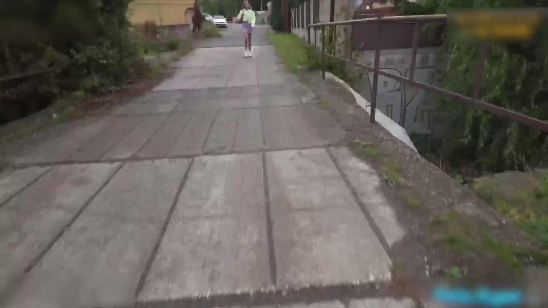 捷克系列 火车站附近搭讪成功 苗条高颜值美女为钱接受街头采访 最后爽快露奶给看