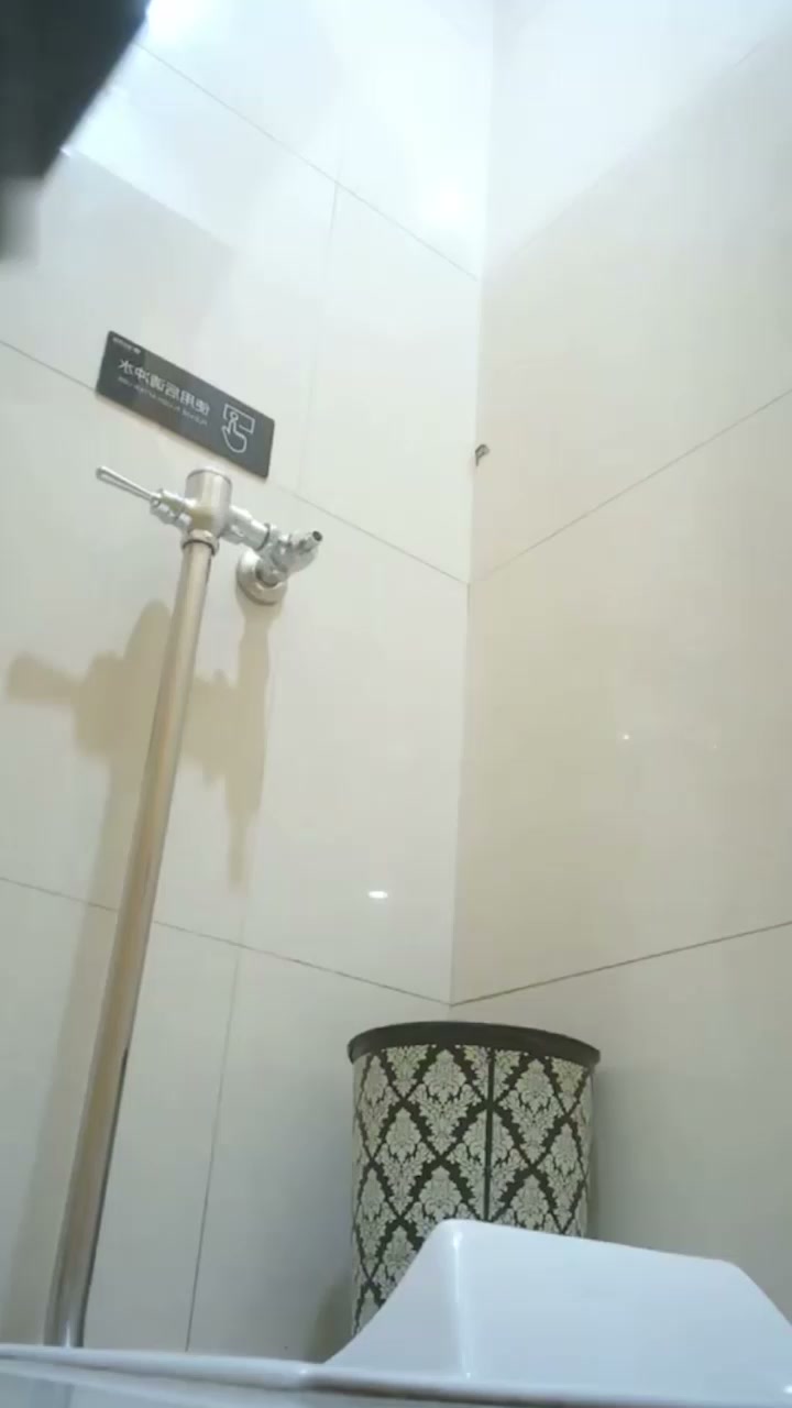 厕所偷拍高颜值嫩妹尿尿完整过程 肥臀黑丝骚浪十足 让人忍不住想操她