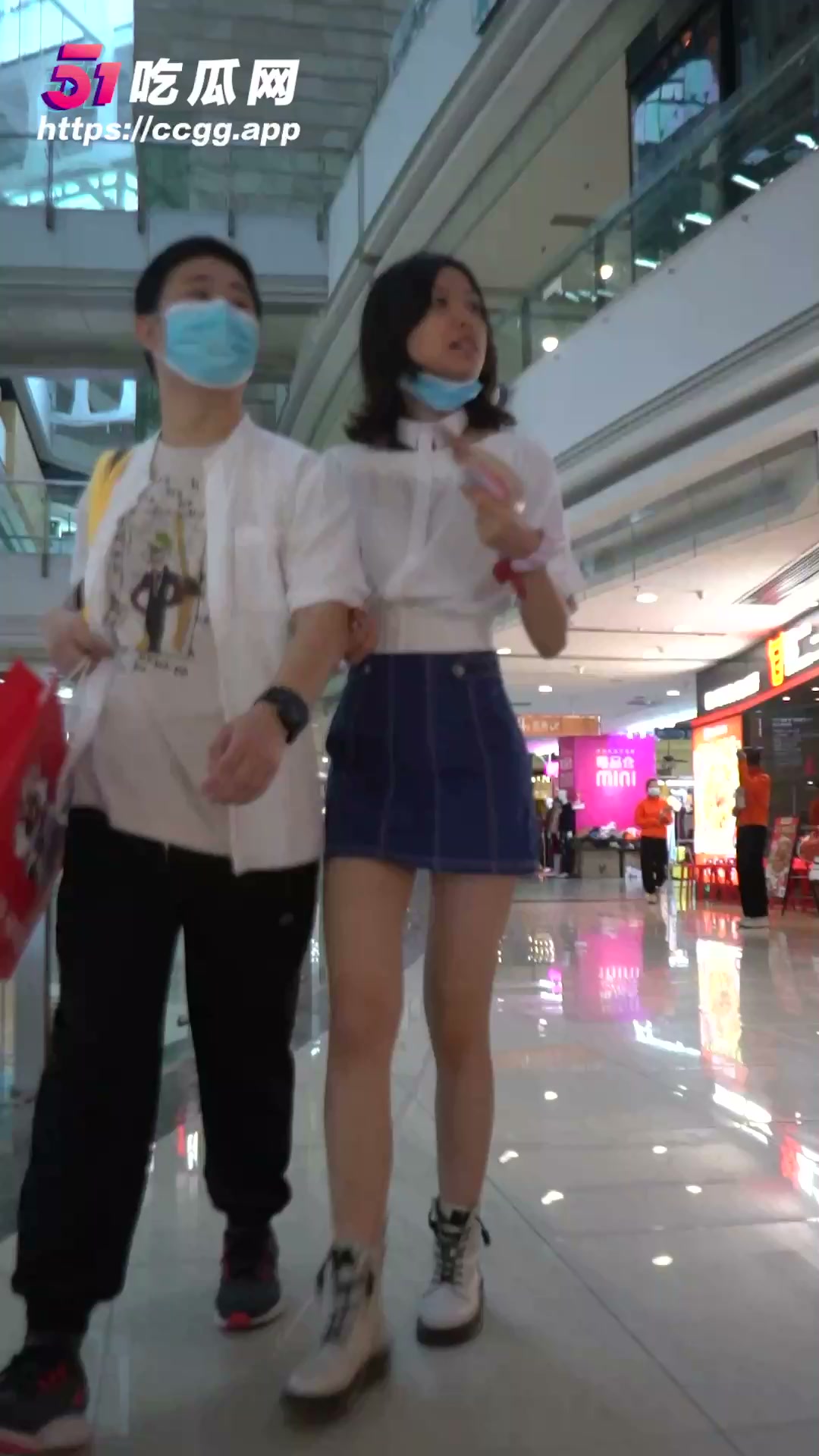街拍大神实力抄底系列 妹子无内真空逛街 穿丁字裤丝袜勒进小穴！