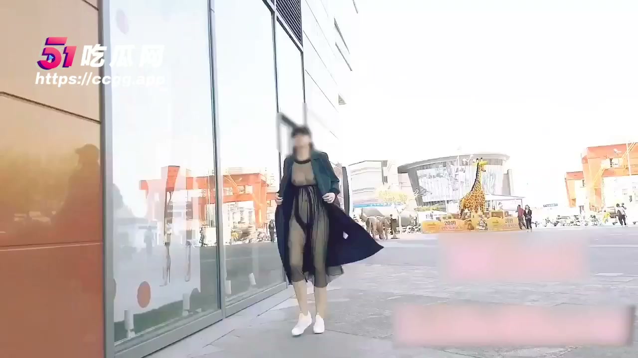 上海推特长腿人妻 MimiLifeShow 福利私拍 极限露出身材火辣 看的人目瞪口呆！2