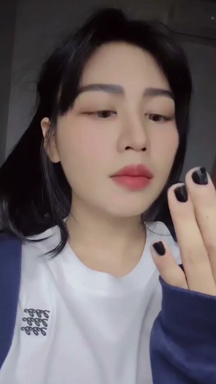 24岁白领尤物 Eva 欲求不满竟3P偷情 叼着肉棒被后入猛操 爽到颤栗！