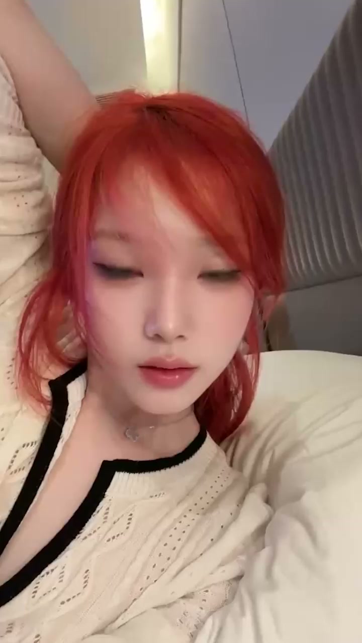 抖音网红 小瓜 最新重金私拍 美乳笔挺翘臀圆润 脸穴同框激情自慰 诱惑十足！