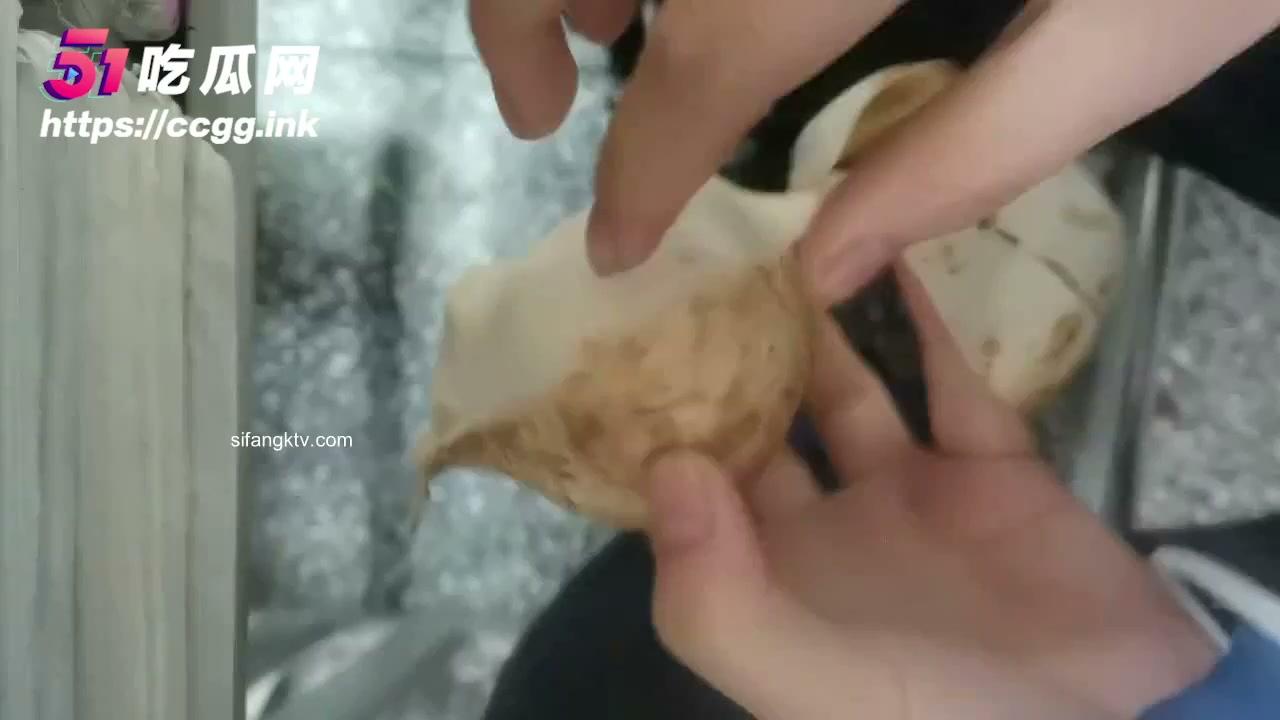 在校眼镜学生妹 被金主包养 舌钉乳钉外纯内骚菊花已开 露出自慰反差无比！2
