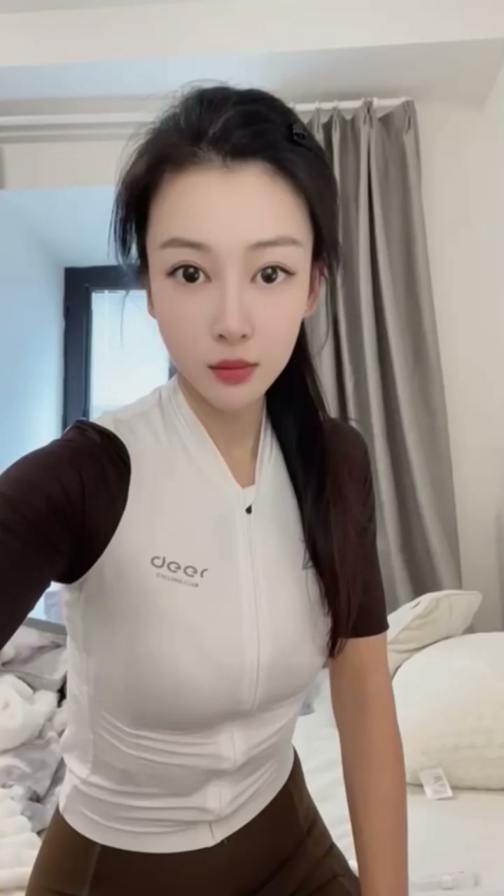 高颜美腿尤物 女王很饿 自慰福利 怼屏掰穴淫骚放尿 假屌深插浪态百出 淫语不断！
