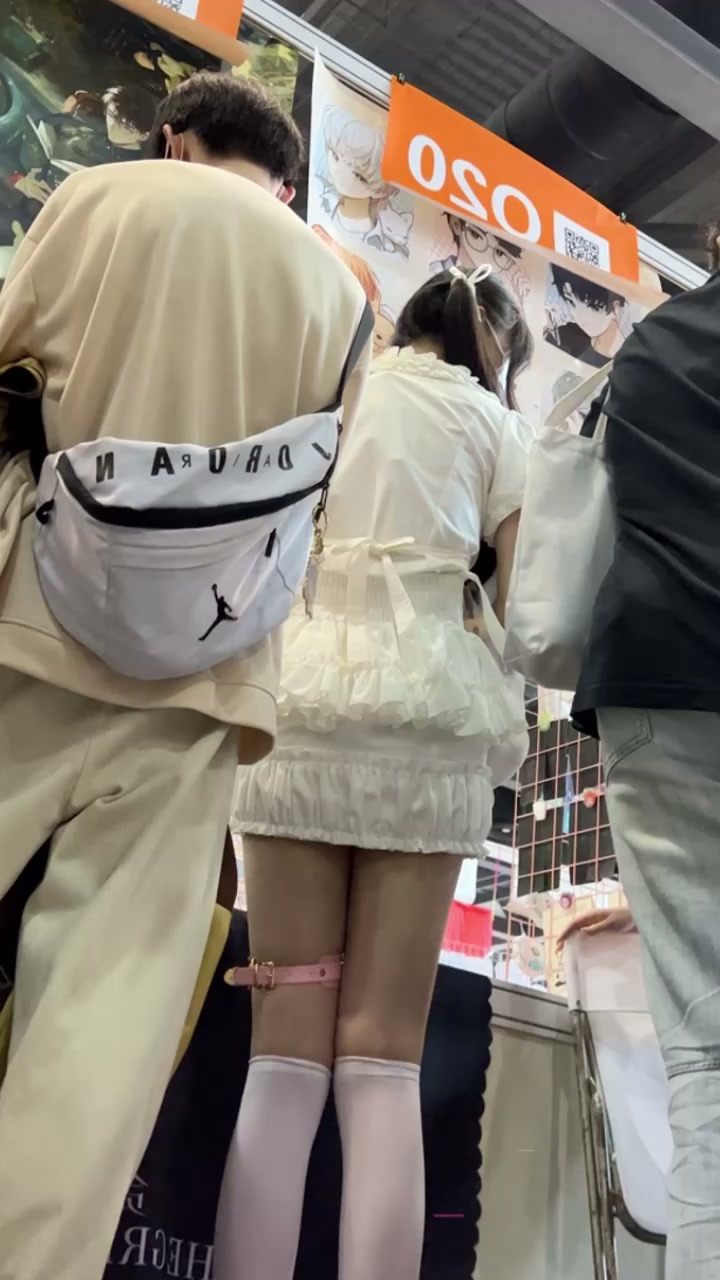 偷拍大神漫展真实抄底 多位制服辣妹裙底一览无余 黑丝吊带尺度拉满