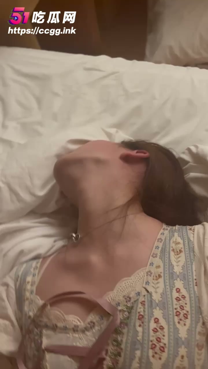 广东20岁嫩妹 苏萌萌 过生日拍私房 被摄影师强奸数次 甚至还吃精液蛋糕！