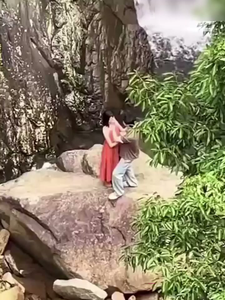 内娱男星 陈立农 片场袭胸张艺凡 俯拍视频引爆热搜 高冷男神竟也如此猥琐好色？1
