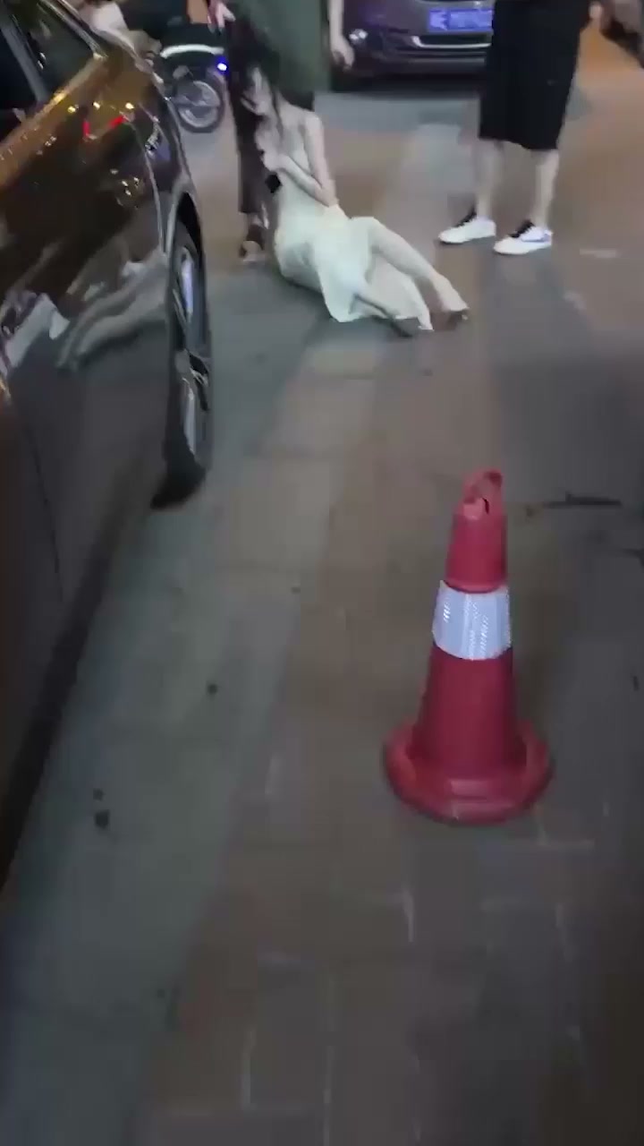 湖南邵阳 深夜上演捉奸大戏 彪悍原配街头狂拽小三头发 拖地拉扯彻底失控！