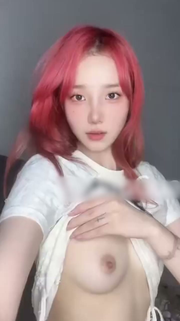 推特福利姬 小瓜陆 大尺度私拍 清纯脸蛋反差妖艳 粉穴大开美乳狂晃 冲击视觉！
