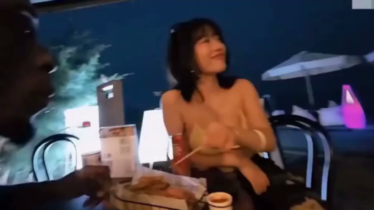 黑人博主 瓦布贾 狂秀撩妹日常easy girl 一根薯条搞定上海辣妹 话题引发热议再上热搜！1