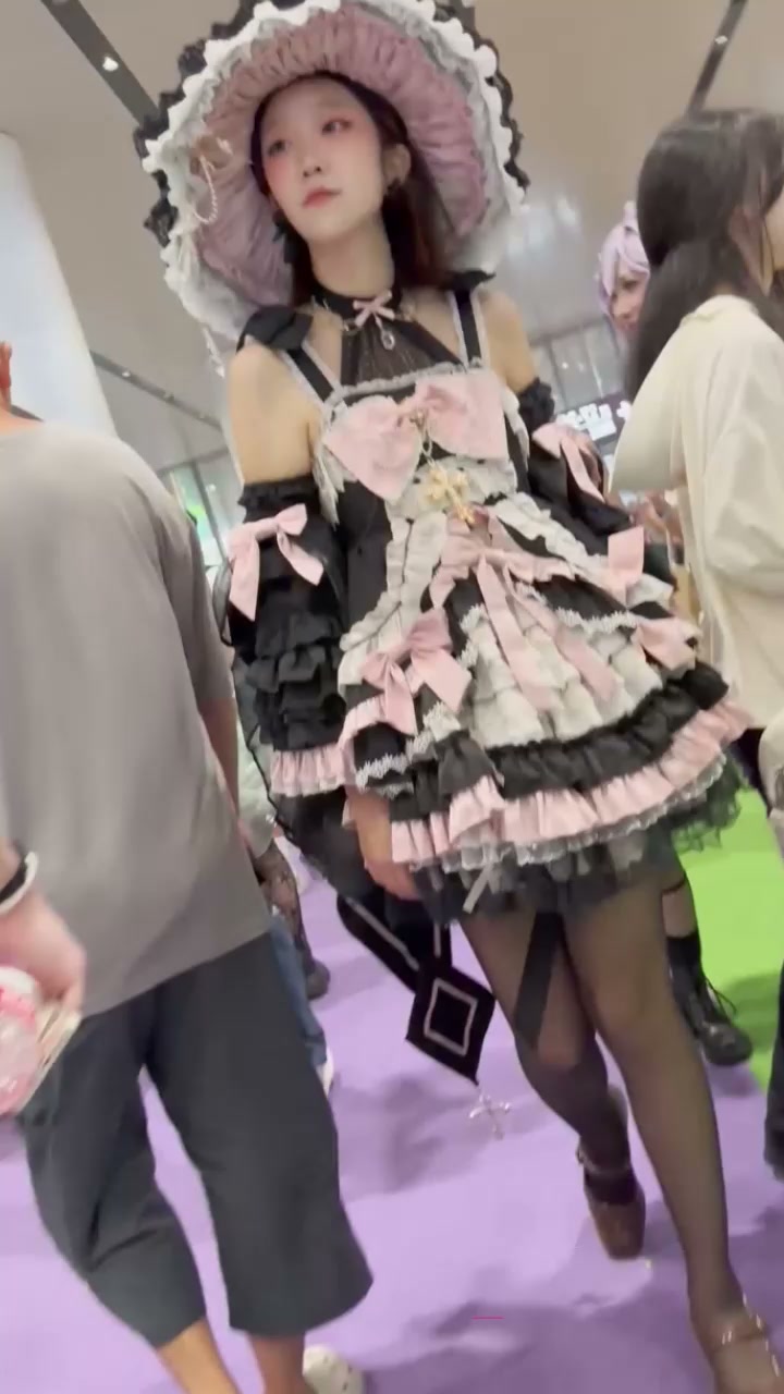 漫展抄底黑丝洛丽塔美女 长腿辣妹美臀诱惑十足 内裤夹逼超级色气