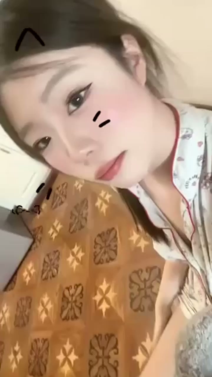 江西南昌御姐 王洛菲 高抬玉腿被单男无套打桩 挺拔椒乳身材火辣 淫荡呻吟骚气十足！
