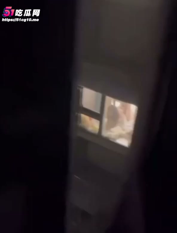 西昌丁家坝 小夫妻七夕家中啪啪忘记关窗帘 被路人偷拍 现场直播激情大戏！