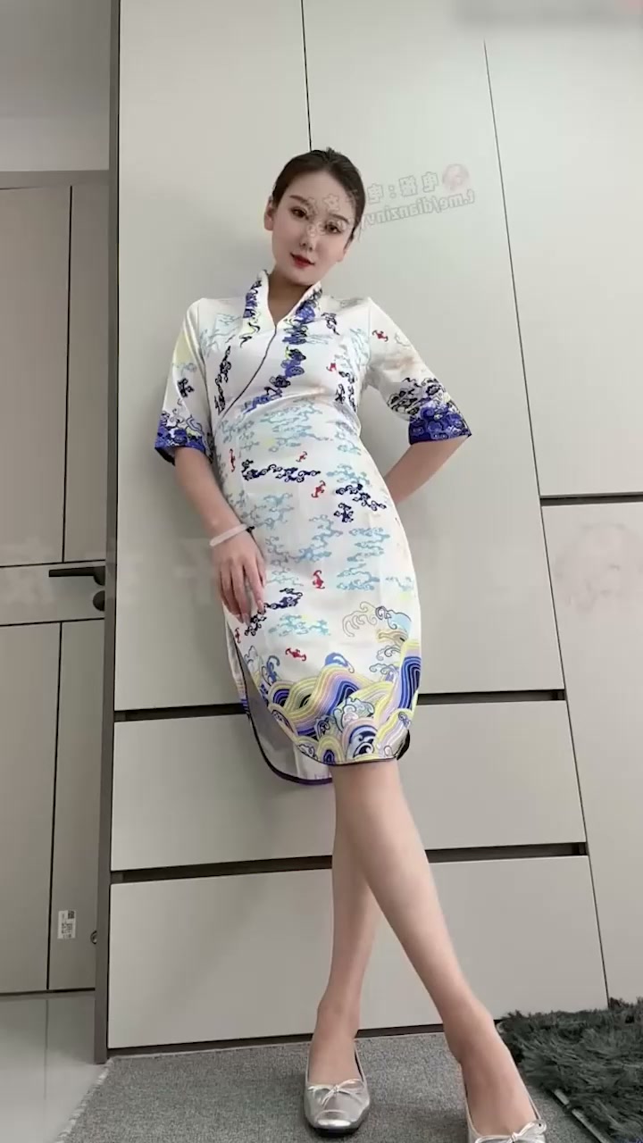极品网红主播 迷人奈 高价定制 空姐特殊服务 身穿情趣战袍自慰挑逗 性感撩人！