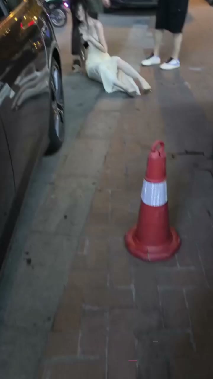 湘E0EN87车主酒店约小三被原配当场堵住 白裙高跟美女吓到跳河 家里彻底崩了