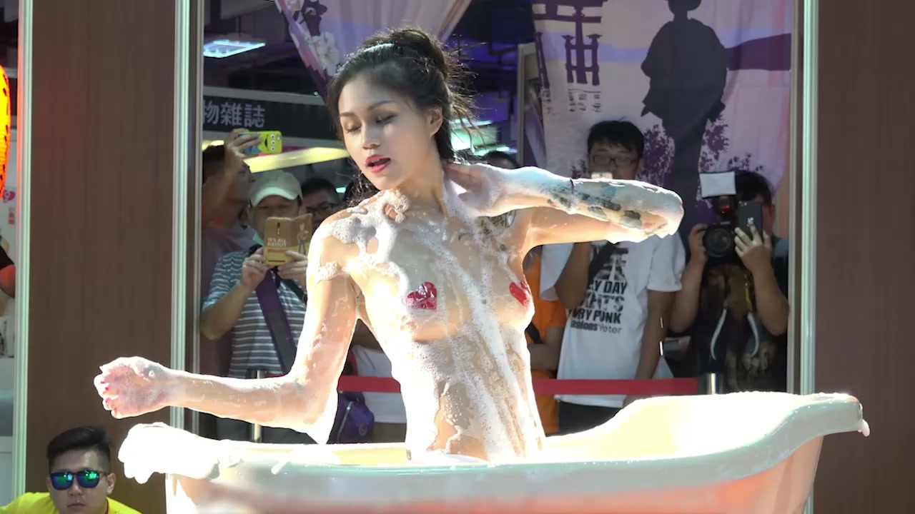 台湾成人展现场 极品模特公开泡澡 雪白巨乳狂晃 画面香艳爆棚！