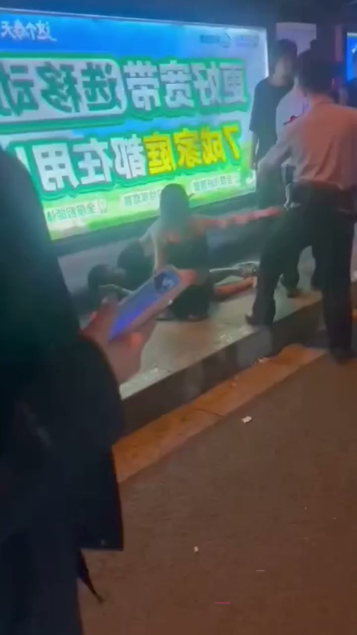 徐州精神小伙暴揍俄罗斯老外 苏宁广场辱华惨遭群殴 这才是我们该有的血性