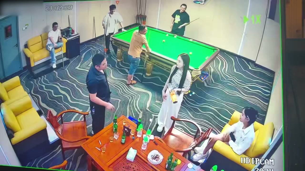 台球厅最强真实哥 妹子一句激将法 他当场脱裤亮屌 追她绕桌裸奔
