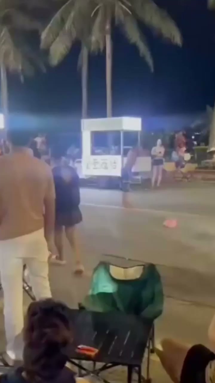 湛江渔港公园 茶摊西施穿的太骚 被醉汉当众调戏 男友出头爆揍上热搜1