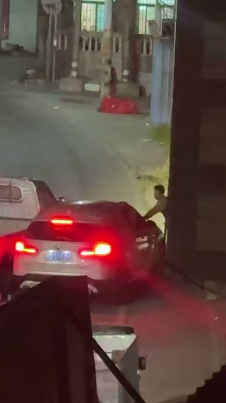 广东男子被绿破防 怒砸宝马车狠揍奸夫淫妇 车主报警求助 现场混乱不堪！