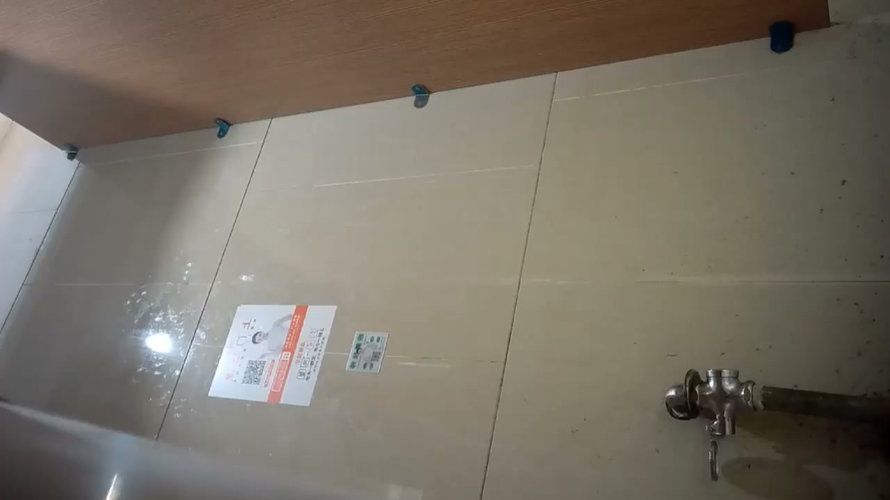 KTV女厕偷拍 美女上厕所瞬间 脸穴同框蹲姿撒尿香艳爆表 满足极限偷窥欲！